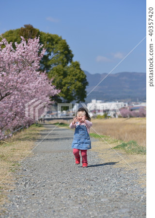A two-year-old girl who runs with a smile 40357420