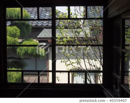 old folk house window 40359407