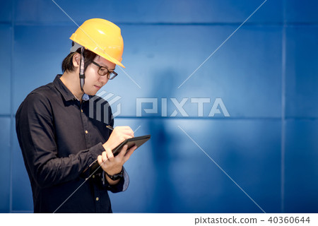 Young Asian engineer man writing on tablet 40360644