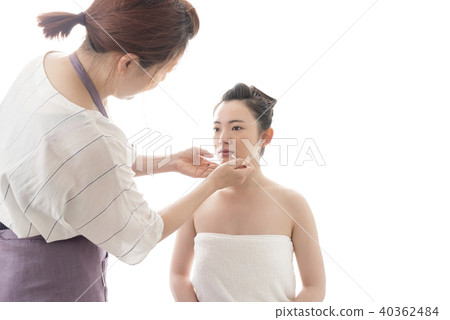 少婦專業服務嘴唇化妝用品的秀麗圖像 40362484