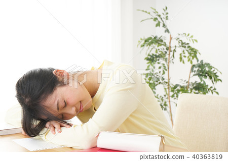 Sleepless young woman Sleepless young woman 40363819