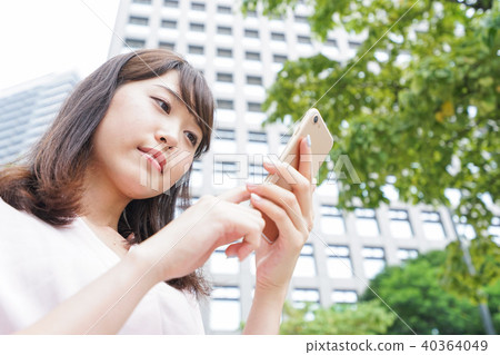 A woman using a smartphone 40364049