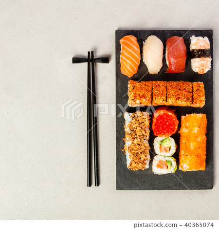 Flat-lay of sushi set 40365074