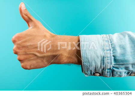 Male hand showing thumbs up 40365304