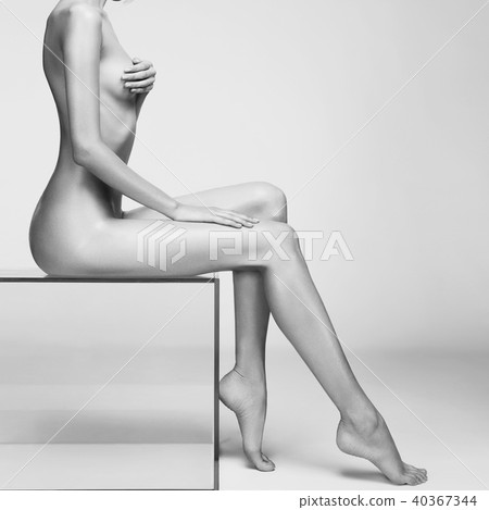 Nude woman with perfect body on gray background 40367344
