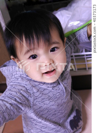 7個月寶寶頑皮地在廚房裡（男孩） 40373173