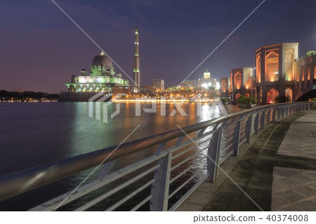 Beautiful putra Mosque view at night Beautiful putra Mosque view at night 40374008