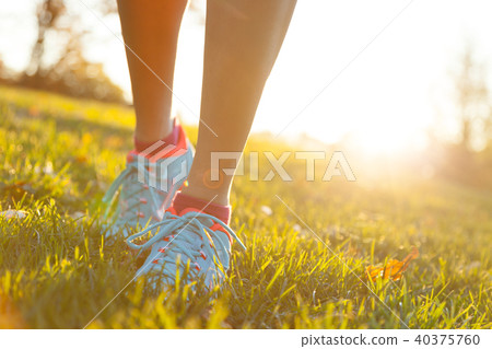 Close up of feet of female runner Close up of feet of female runner 40375760
