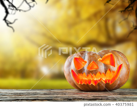 Scary hallowen pumpkin on wood Scary hallowen pumpkin on wood 40375981