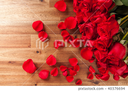Bouquet of roses on wooden desk 40376694