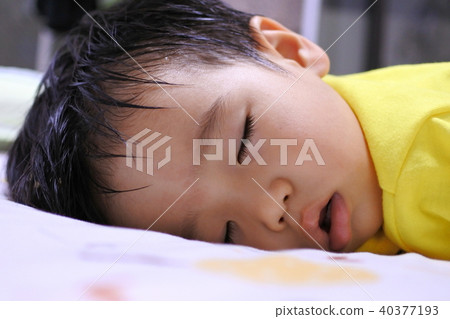 Sweaty baby's nap (1 year old boy) 40377193