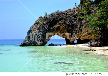 THE ROCK ARCH, KOH KHAI ISLAND   40377532