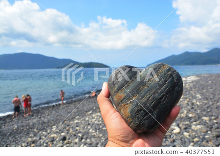Heart shaped stone in hand 40377551