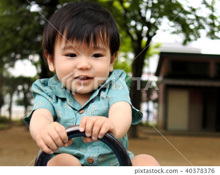 一歲男孩在公園裡玩 一歲男孩在公園裡玩 40378376