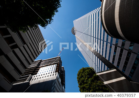 晴朗的天空下的高層建築的光與影新宿子中心建設工作2018 b 晴朗的天空下的高層建築的光與影新宿子中心建設工作2018 b 40379357