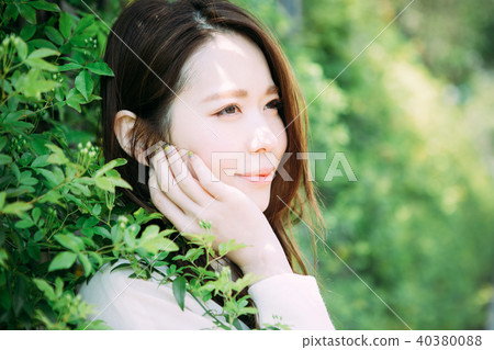 Female beauty image 40380088