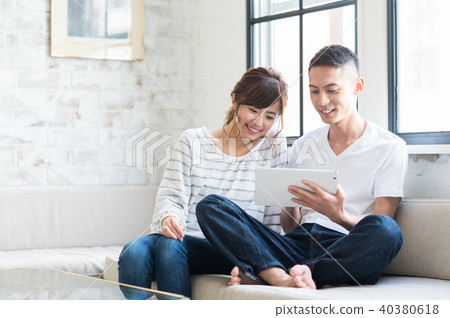 Young couple (tablet) 40380618