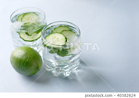 Detox water infused with sliced cucumber  40382624