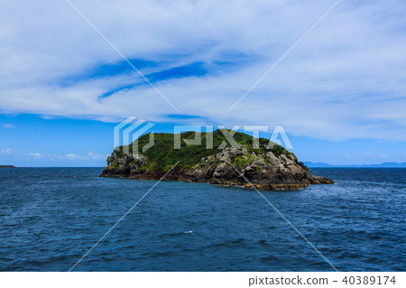 View of Ukushima (Maekojima) from a ferry bound for small value cards [Sasebo City, Nagasaki Prefecture] 40389174