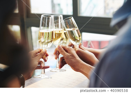 Clinking flutes Clinking flutes 40390538
