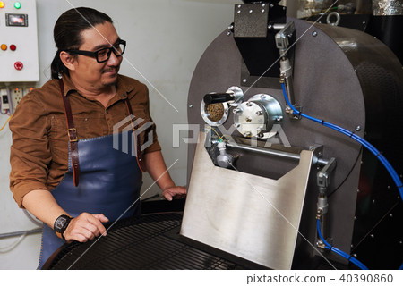 Roasting coffee 40390860
