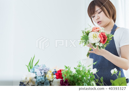 A woman making a bouquet A woman making a bouquet 40393327