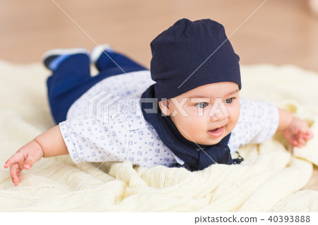 Portrait of a cute newborn baby 40393888