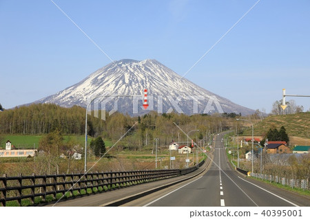 从黑川区二世谷镇看到的融化羊蹄山 图库照片