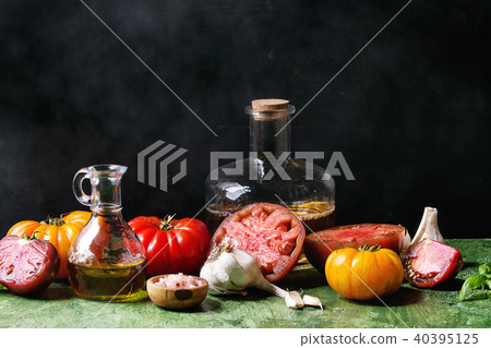 Red and yellow tomatoes 40395125