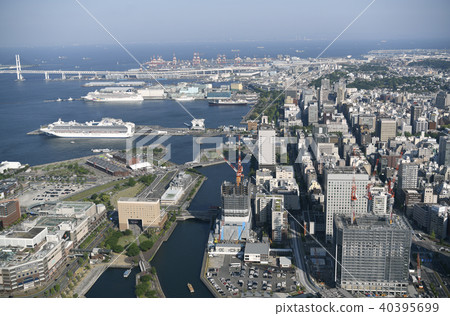 日本的橫濱城市景觀橫濱港和豪華遊輪(有豪華遊輪等)的景觀 日本的橫濱城市景觀橫濱港和豪華遊輪(有豪華遊輪等)的景觀 40395699