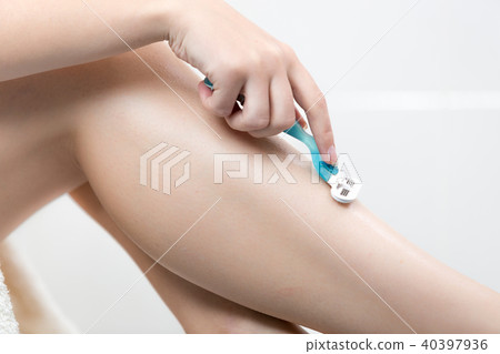Closeup image of young naked woman removing hair with razor 40397936