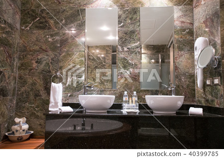 Modern private bathroom interior 40399785