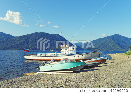 Summer landscape on the Siberian high mountain lake 40399900