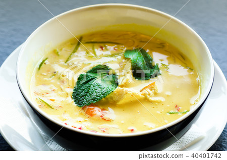 Spicy coconut milk cream soup curry with chiken 40401742