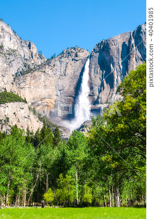 Upper Yosemite Fall, the highest waterfall in Yosemite National Park, California, USA 40401985