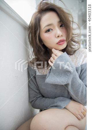 捲髮鮑勃風格的女人 40403318