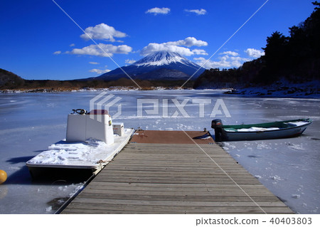 Mt. Fuji and Shimodake Lake in winter 40403803