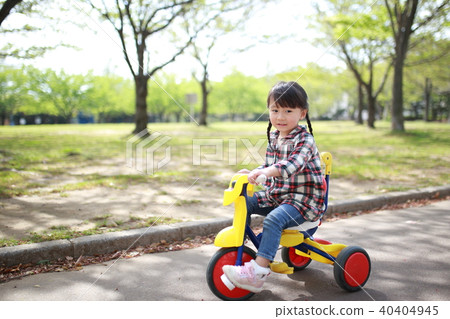 Children (play equipment park Japanese smile copy space child care child care curiosity active healthy health children) 40404945