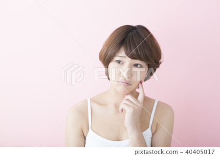 Troubling women 40405017