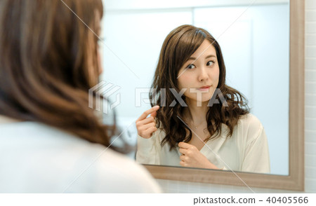 照鏡子的女人 40405566