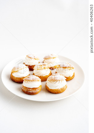 Cream puff 40406263