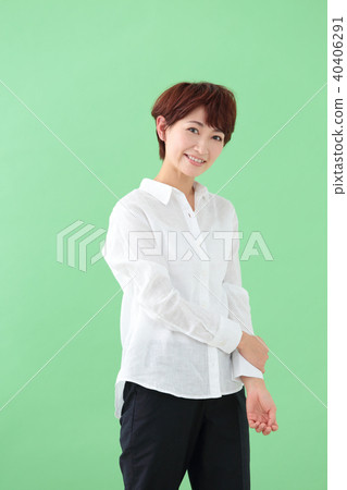 Middle female portrait Middle female portrait 40406291