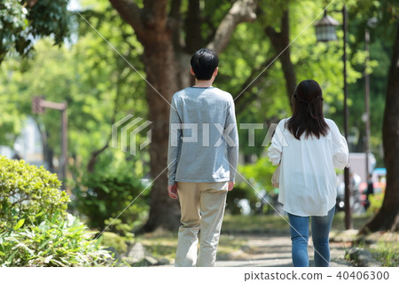 Middle couple walk 40406300