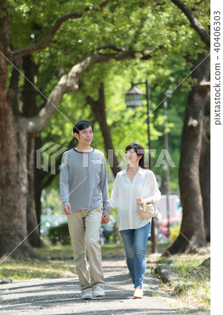 中間夫妻散步 40406303