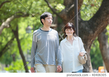 中間夫妻散步 40406305