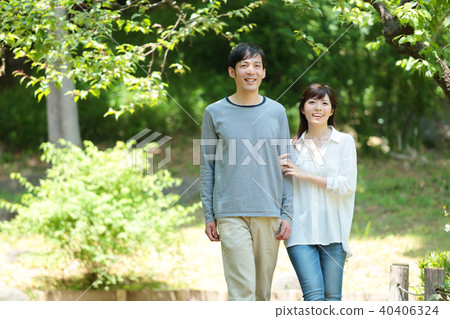 Middle couple to take a walk 40406324