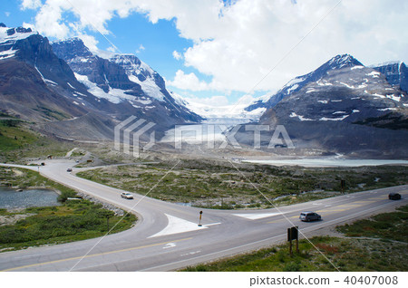 On the way to the Columbia Icefield On the way to the Columbia Icefield 40407008