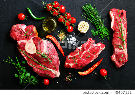 Raw fresh meat steak with cherry tomatoes, hot Raw fresh meat steak with cherry tomatoes, hot 40407131