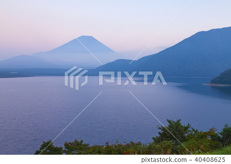 Mt. Fuji and sunset at Lake Motosu, Fujikawaguchiko Town, Yamanashi Prefecture 40408625