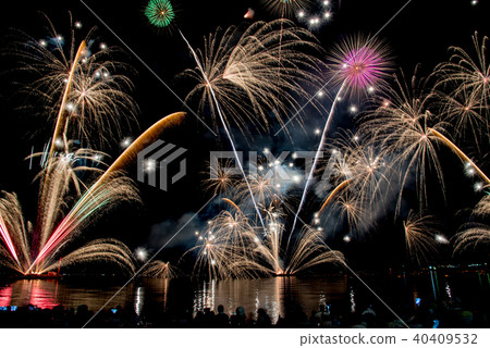 福井敦賀氣體海岸沿海污泥和大煙花表演看煙花節的人們 福井敦賀氣體海岸沿海污泥和大煙花表演看煙花節的人們 40409532